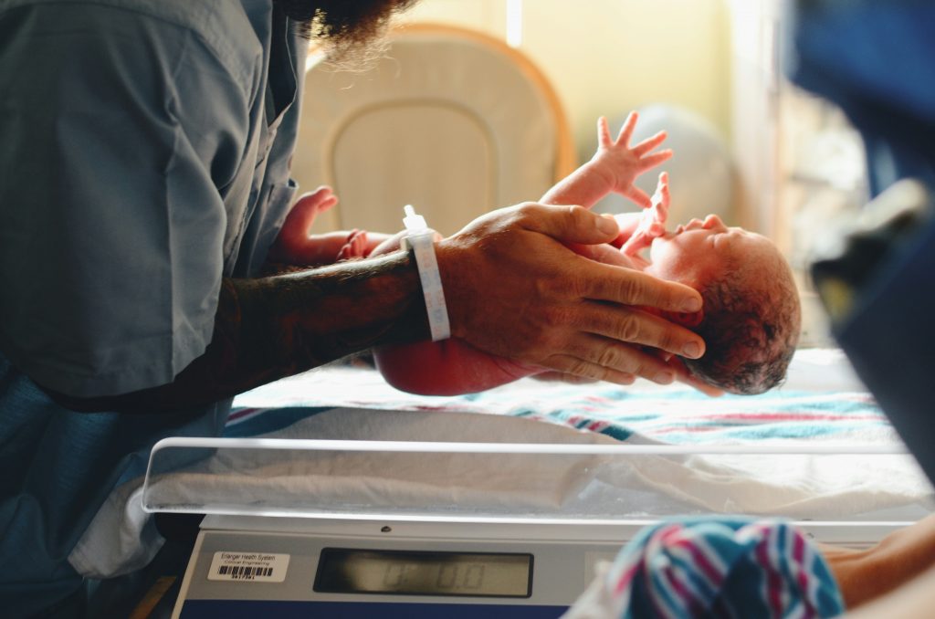 Trámites Burocráticos en España tras el Nacimiento de un Bebé (Gemelos y Familia Monoparental Incluidos)